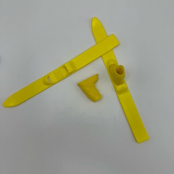 1989 Vintage Barbie Doll All Stars Ski Suit Outfit With Yellow Skis #2553 - Picture 3 of 3